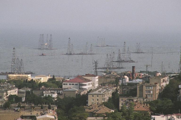 http://smlpx.mobi/_c/places-and-sights/_more2004/_more09/Azerbaijan-Baku-oil-rigs-seen-from-boat-BG.jpg.xhtml