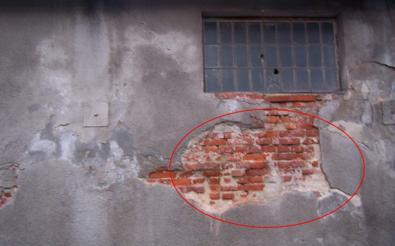 Old_wall_with_bricks.jpg