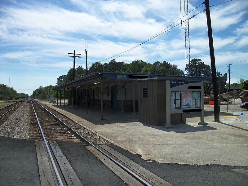 800px-Yemassee_SC_Amtrak_Station_RR_Xing-2.png