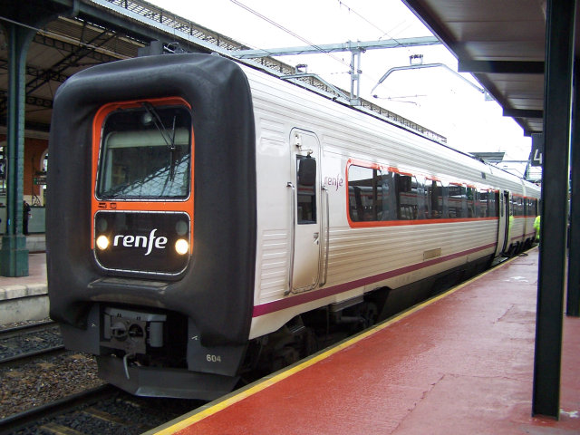 Original train with rubber piece. CC-BY license. 22-2-2011. Valladolid Campo Grande Station, Spain.