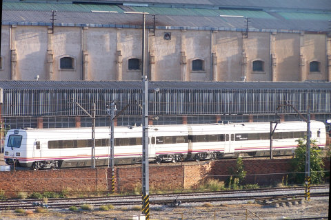 Latest colour scheme applied on 594 DMU trains. The orange line around the windows disappears. CC-BY license. 22-2-2011. Valladolid Campo Grande Station, Spain.