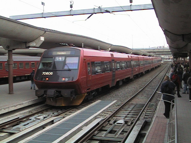 And finally, the ICE BM 70606 EMU.
<br />This train is a Inter-City train, same with the Signature :-)