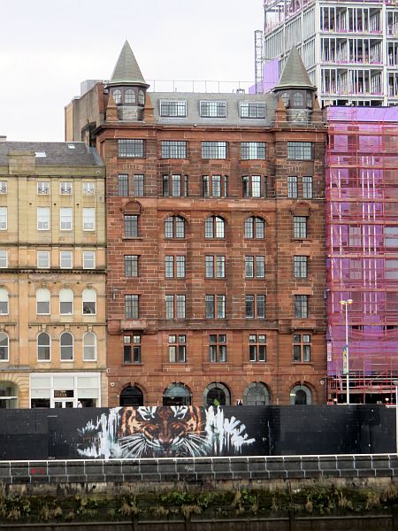 Building on Clyde Street