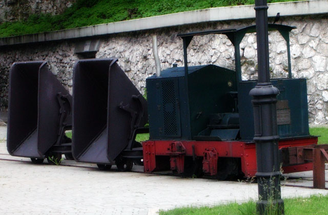 Maybe something like this? Uh... I know it's not a cargo tram, however to many ppl it looks more realistic. ;)